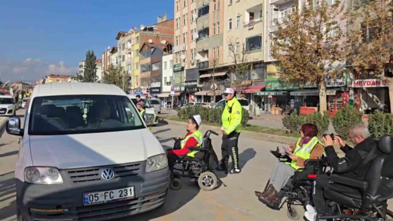 Amasya'da Engelli Vatandaşlar İçin Düzenlenen Etkinlikte Sürücüler Durduruldu