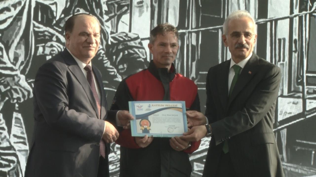 Ankara'da Bakan Uraloğlu, 10 milyondan fazla engelli yolcunun ücretsiz seyahat hakkı kullandığını açıkladı.