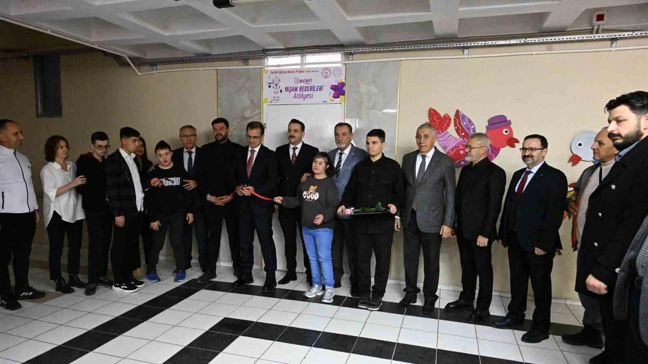 Salihli'de Yaşam Becerileri Atölyesi, Protokol Üyeleriyle Hizmete Girdi