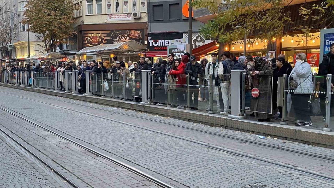 Eskişehir'de Teknik Arıza Nedeniyle Tramvay Seferleri Aksadı ve Duraklarda Yoğunluk Oluştu