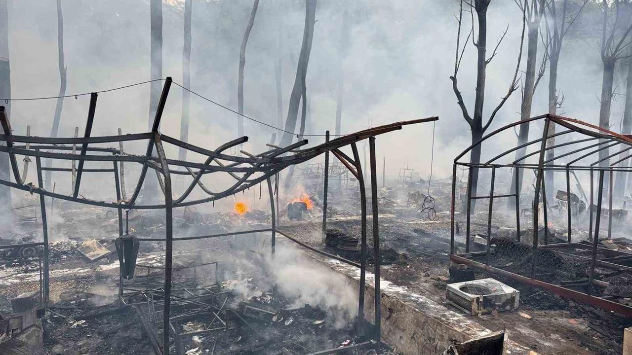 Muğla Fethiye'de Karavan ve Bungalovların Yanması Sonucu Zarar Büyüdü