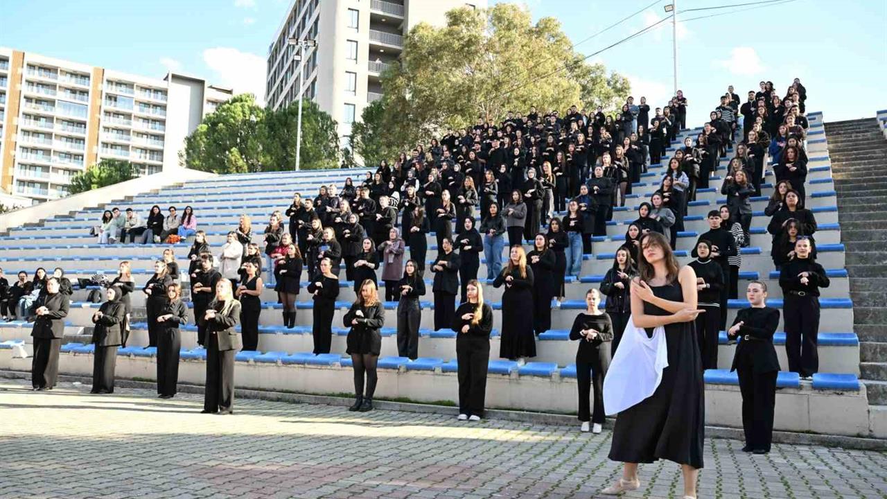Manisa Celal Bayar Üniversitesi'nde 300 Öğrenciden İşaret Dili Performansı