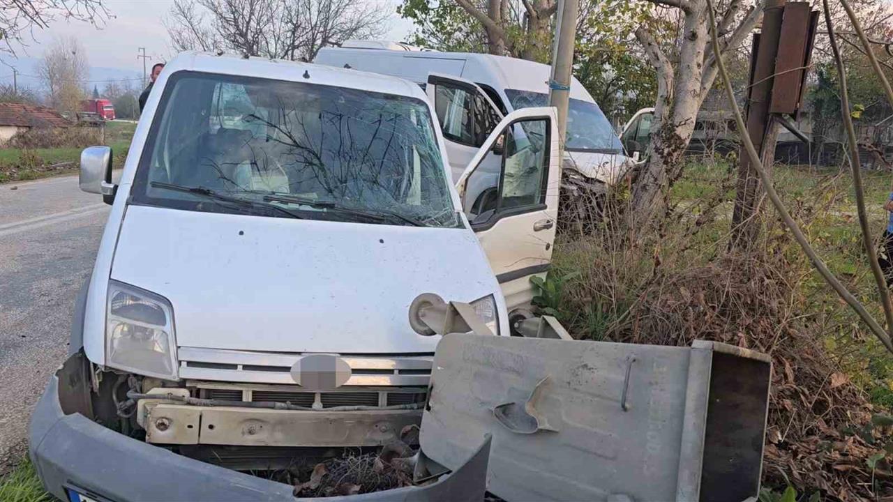 Bursa İnegöl'de Servis Minibüsü ile Hafif Ticari Araç Çarpıştı, 11 Yaralı Var