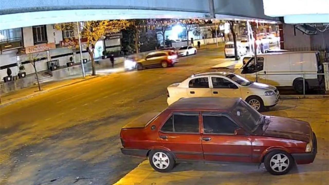 Diyarbakır Kayapınar'da Otomobilin Çarptığı Motokurye Yaralandı, O Anlar Kamerada