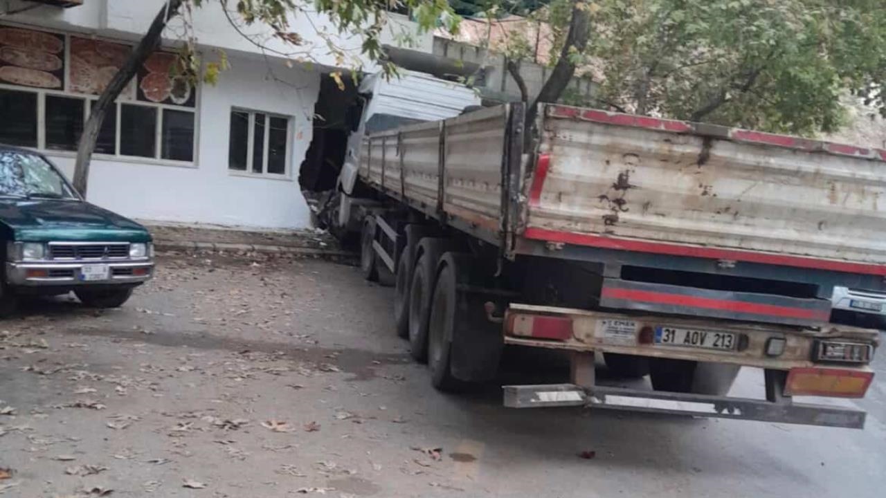 Erdemli’de Freni Boşalan TIR Felakete Yol Açtı: 5 Hayvan Telef Oldu, Fırına Çarparak Durabildi!