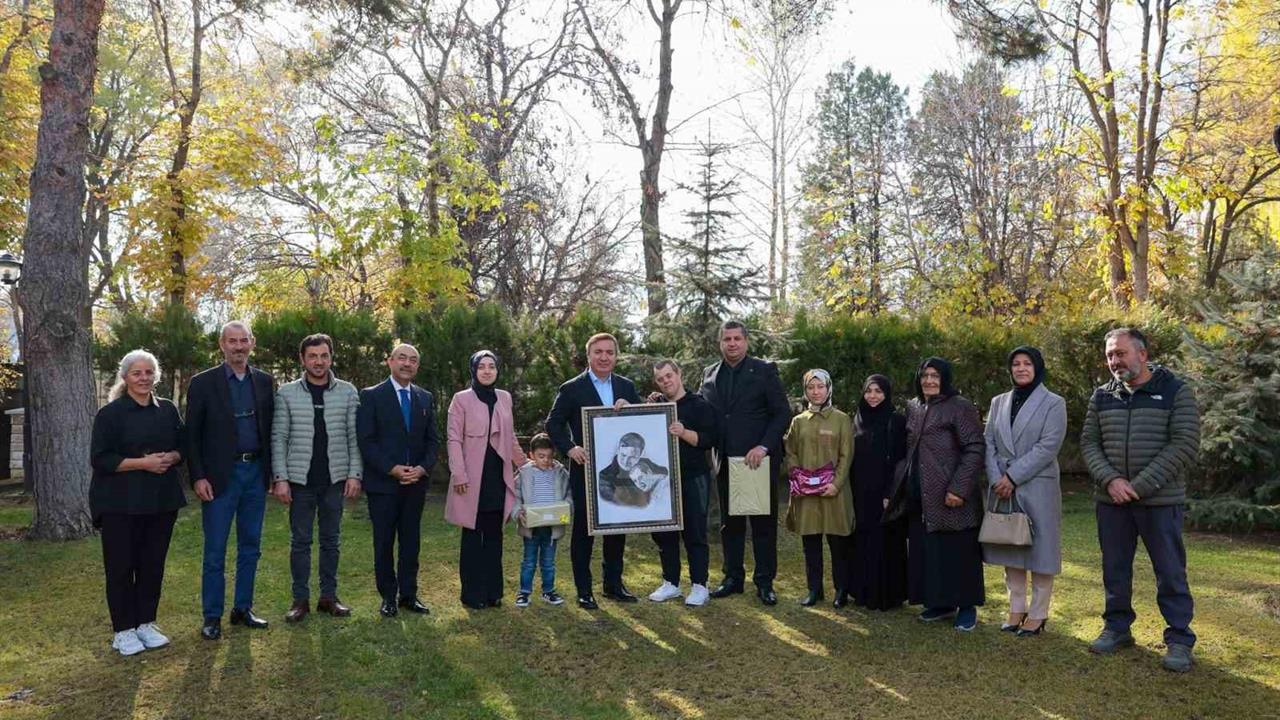 Erzincan'da Vali Aydoğdu, Dünya Engelliler Günü'nde özel bireylerle bir araya geldi.