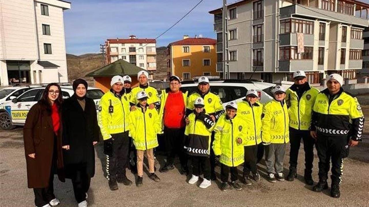 Erzincan'da 3 Aralık Dünya Engelliler Günü'nde Öğrencilere Trafik Eğitimi Verildi