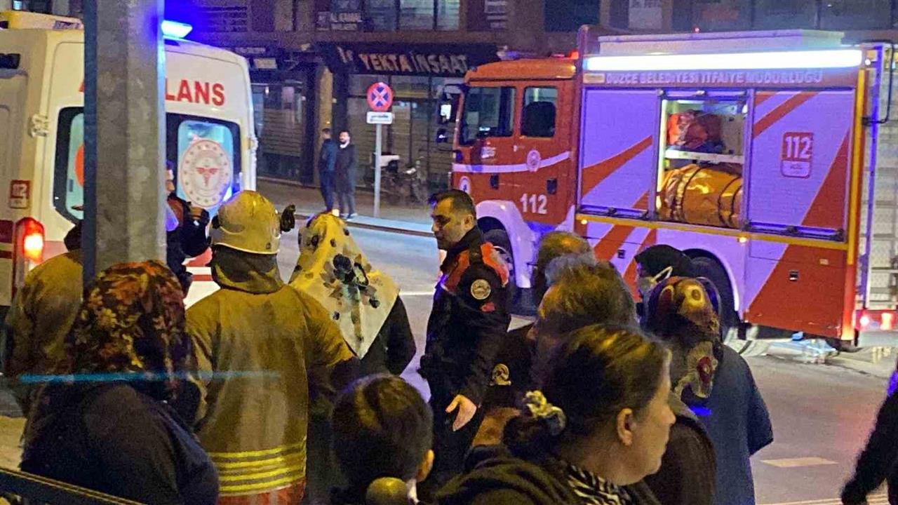 Düzce'de Köprüde Yaşanan Olayda Genç Kadın Ambulansla Hastaneye Sevk Edildi