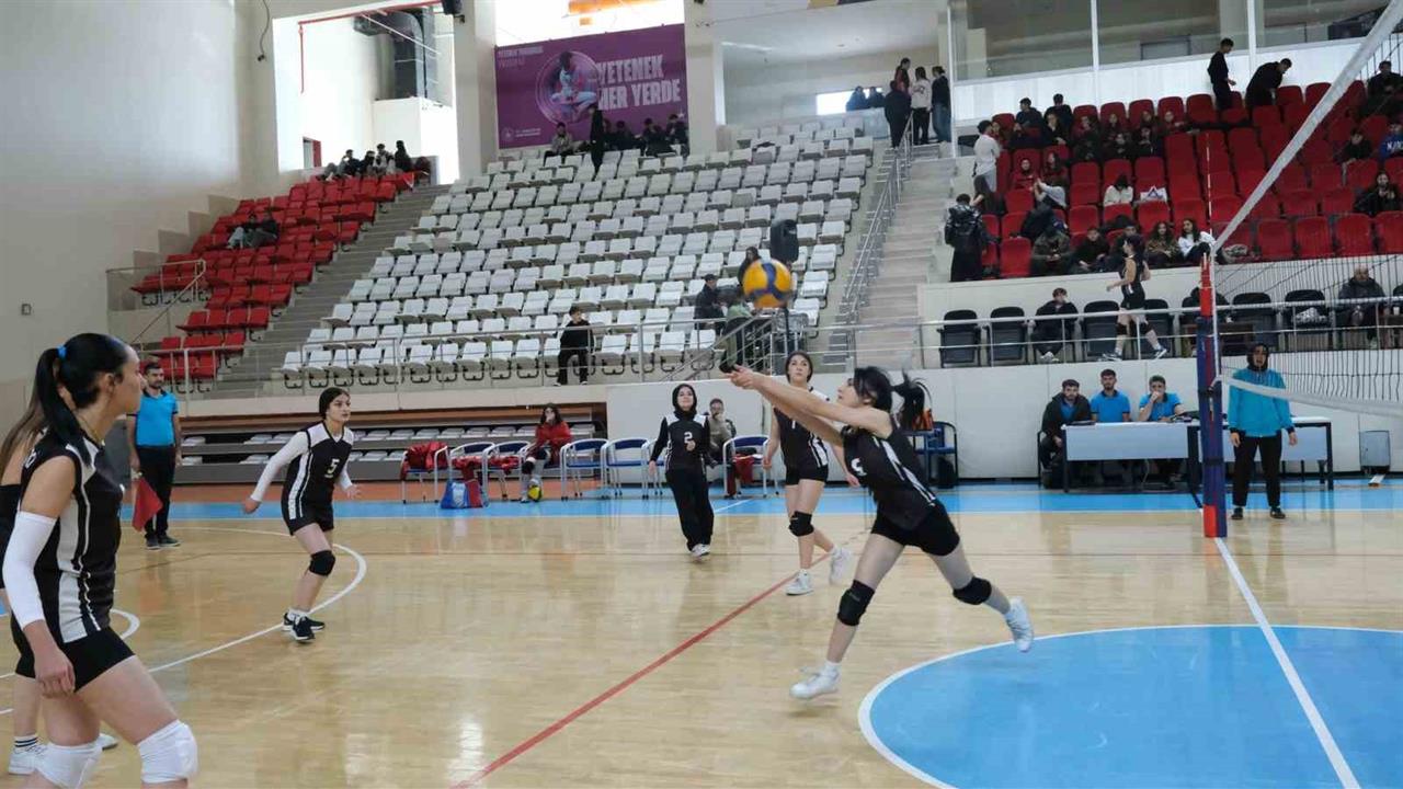 Erzincan'da Voleybol Okul Sporları Gençler İl Birinciliği Finali Devam Ediyor