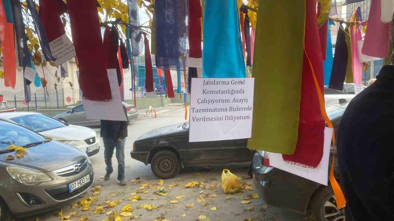 Ankara'da Memurlar, Çalışma Bakanlığı Önünde Dilek Ağacı Kurdu