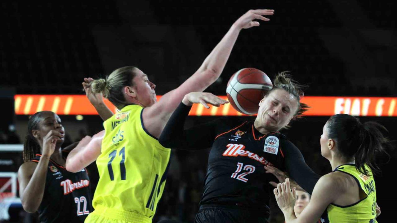 Ankara'da Fenerbahçe Opet, 30. Kadınlar Cumhurbaşkanlığı Kupası'nı kazandı.