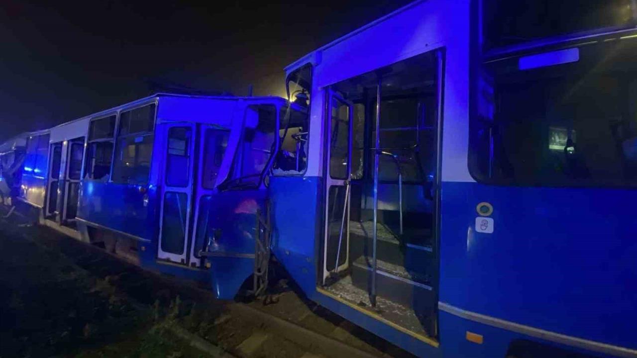 Krakow'da Tramvay Kazasında 2'si Ağır 35 Kişi Yaralandı