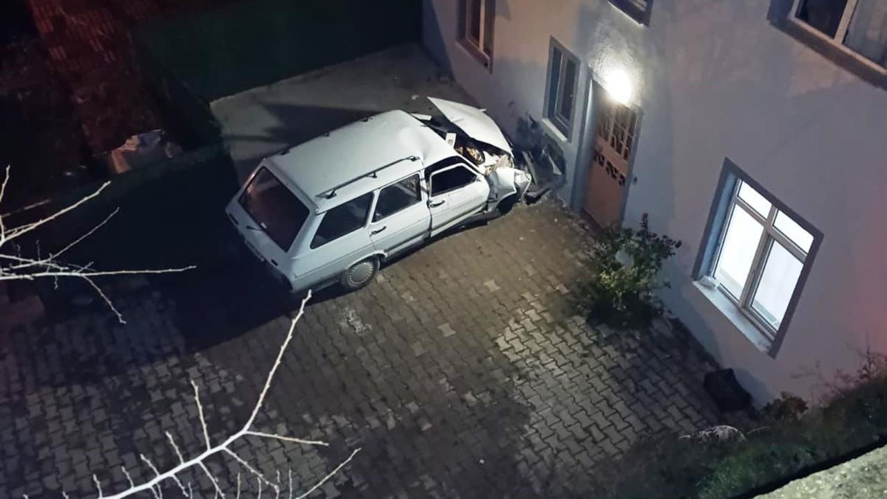 Kütahya Hisarcık'ta Otomobilin Duvara Çarpması Sonucu 1 Kişi Hayatını Kaybetti