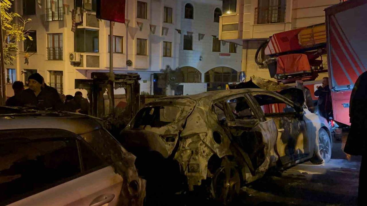 Eyüpsultan'da İki Araç Alevler İçinde Kaldı, İnternet Panosu Hasar Gördü