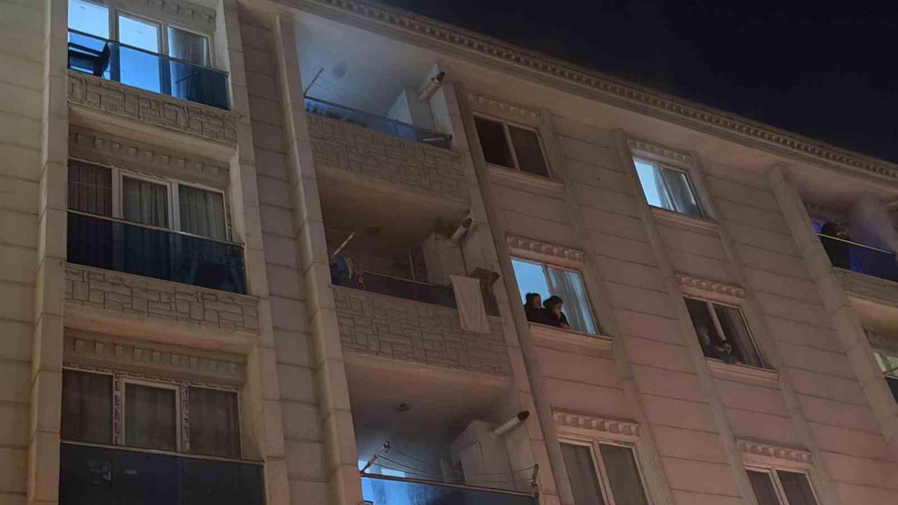 Esenyurt'ta 5 Katlı Bir Binada Yangın Çıktı, Vatandaşlar Tahliye Edildi