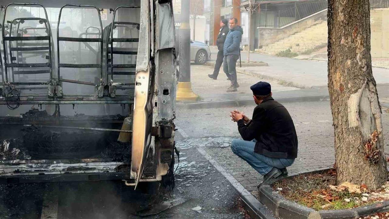 Sivas'ta Park Halindeki Okul Servisi Yangınında Sürücü Çaresiz Kaldı