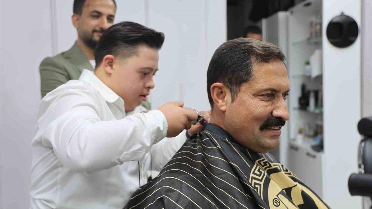 Hatay'da Vali Masatlı, Down sendromlu kuaför Şükrü'yü ziyaret ederek çalışkanlığını takdir etti.