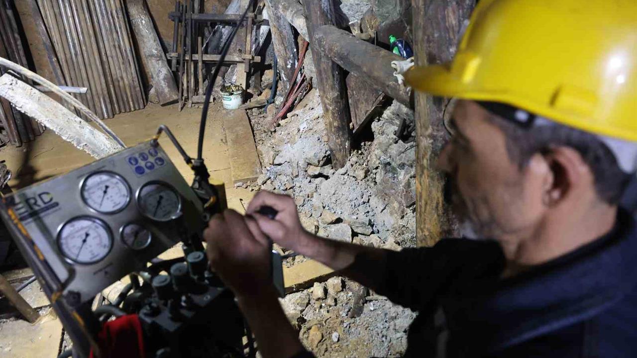 Adana Feke'de 700 Metre Derinlikte Madencilik Faaliyetleri Devam Ediyor