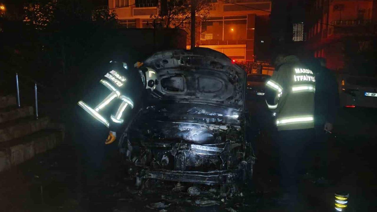 Mardin Artuklu'da Park Halindeki Araçta Yangın Çıktı, İtfaiye Müdahale Etti