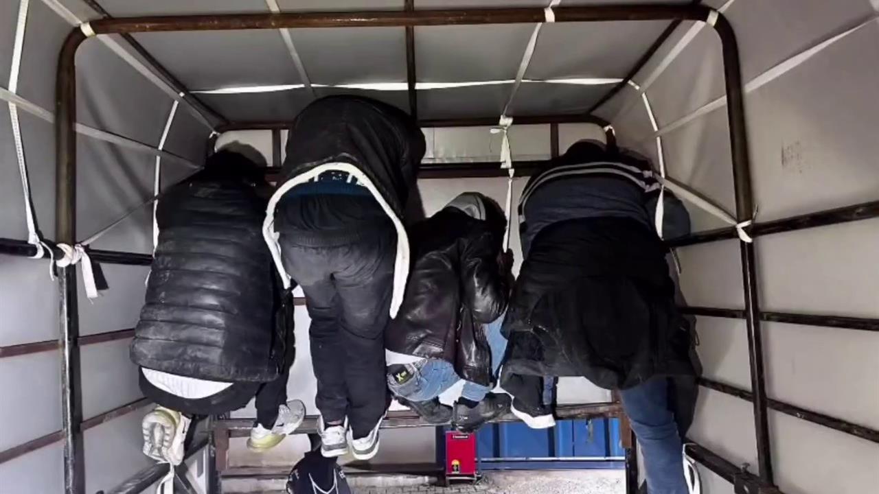 Hatay'da Durdurulan Kamyonette 4 Kaçak Göçmen ve 1 Organizör Tutuklandı