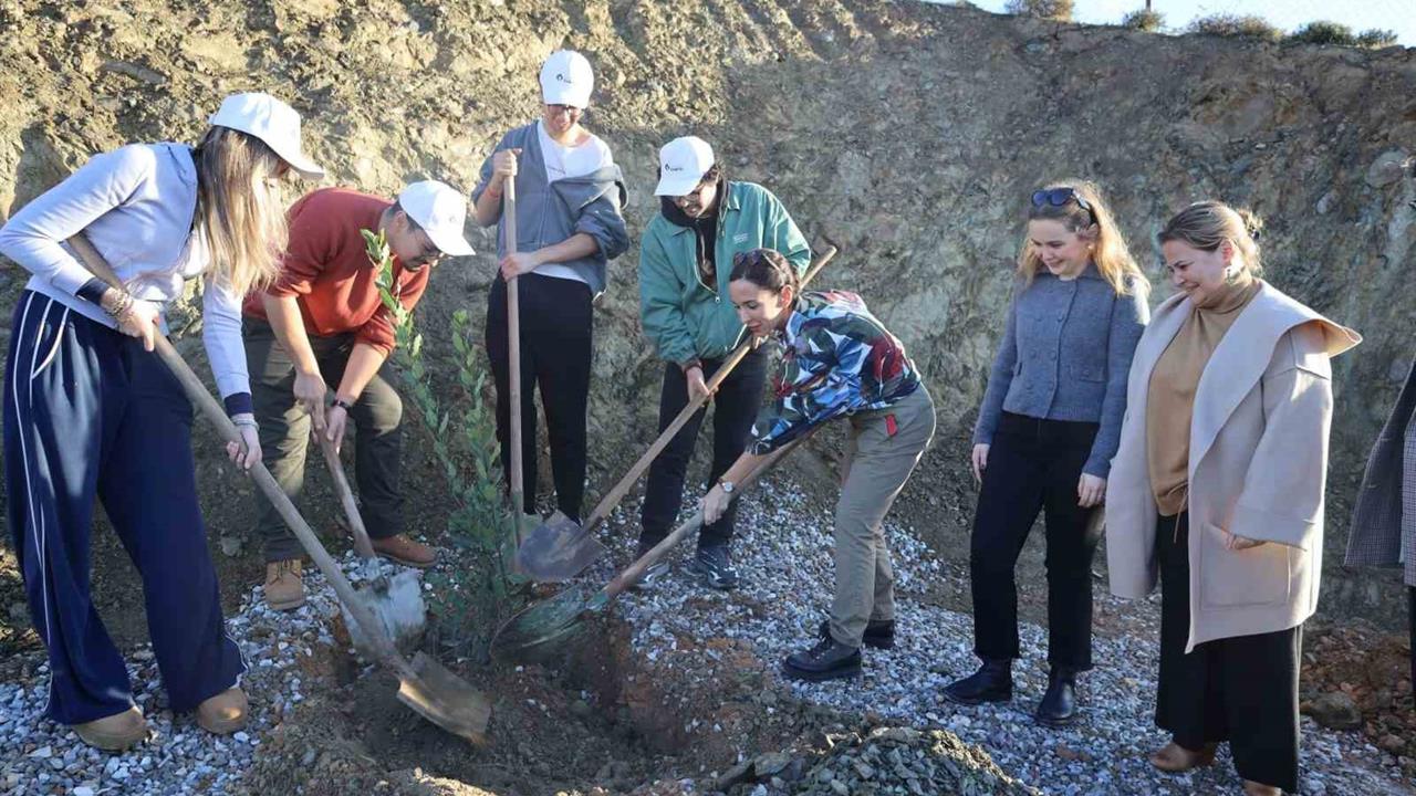 İzmir'de Defne Fidanları Dikimiyle Sürdürülebilir Geleceğe Adım Atıldı