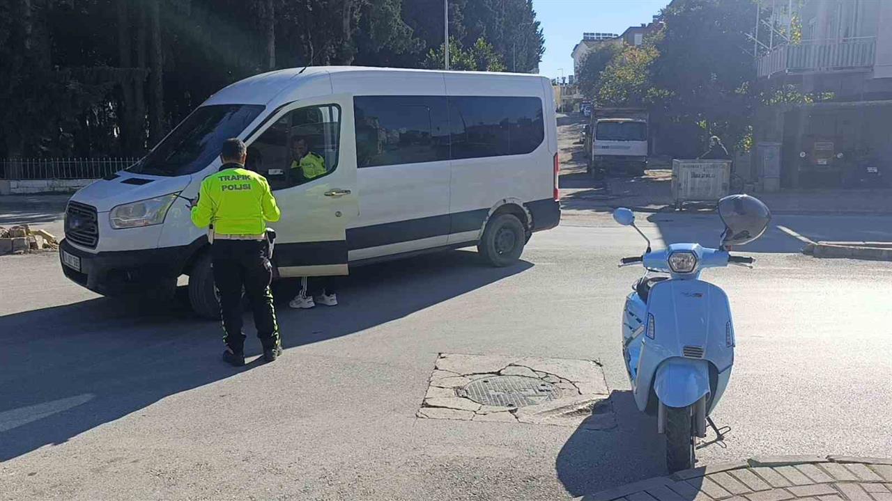 Manavgat'ta Motosikletin Minibüsle Çarpışması Sonucu Yaralı Var