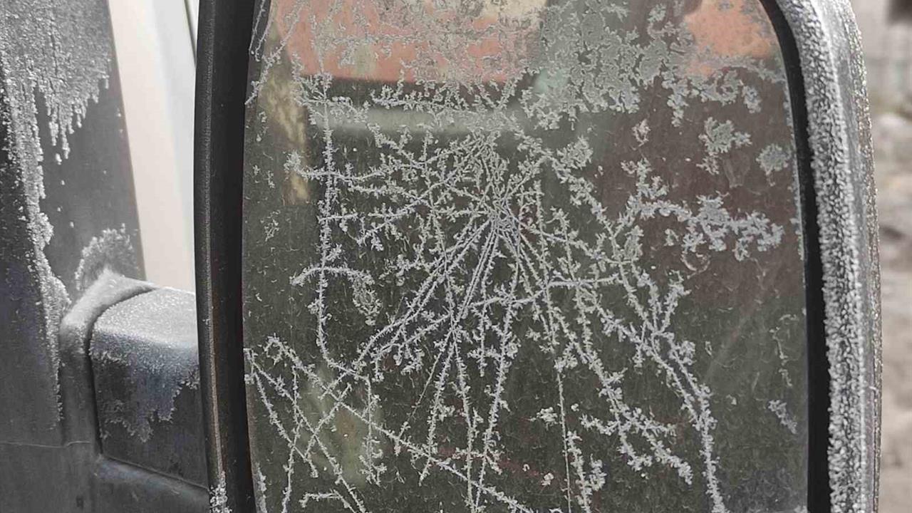 Ardahan'da Eksi 17 Dereceyi Gören Hava Araç Camlarını Buzla Kapladı