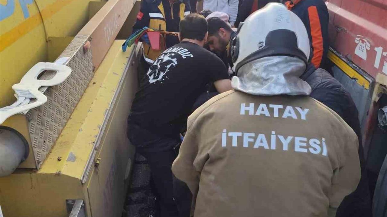 Antakya'da Tırla Çarpışan Kamyon Sürücüsü Yaralandı
