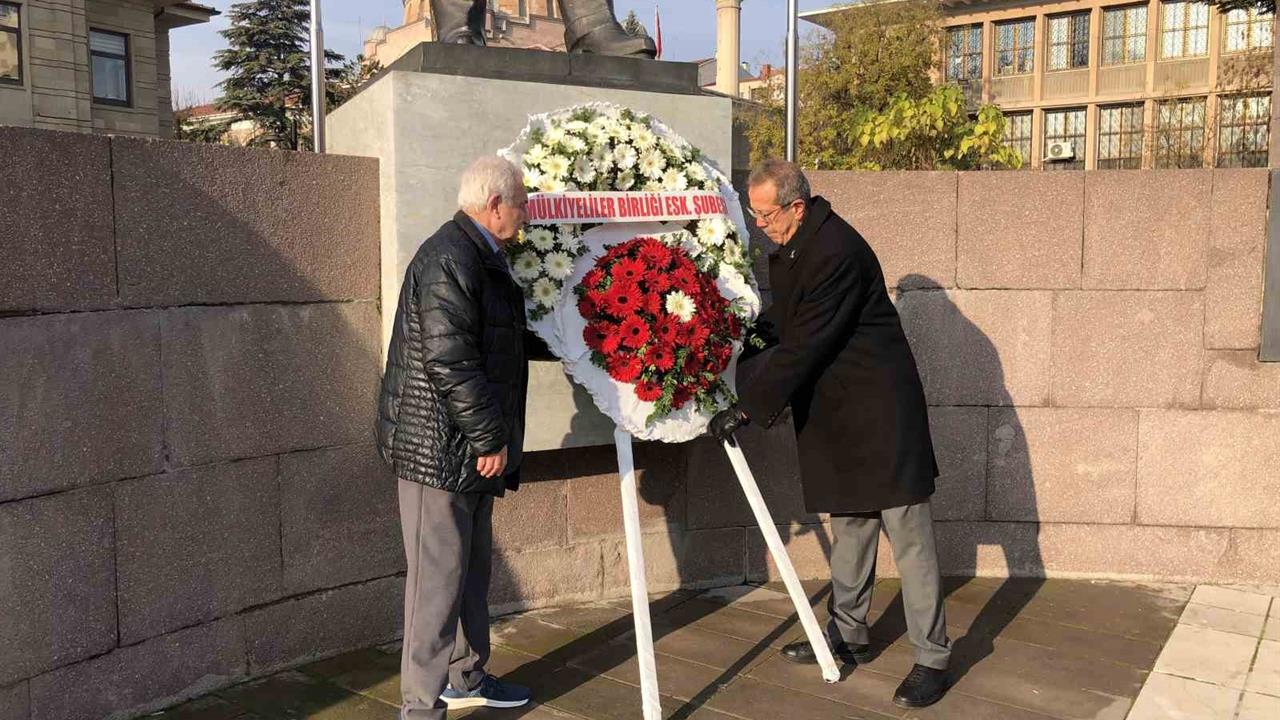 Eskişehir'de Mülkiyeliler Birliği Derneği'nin 166. yıl dönümü dolayısıyla çelenk sunma töreni düzenlendi.