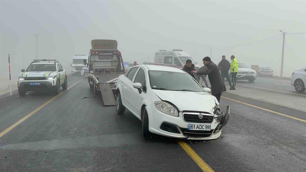 Bitlis Tatvan'da Yoğun Sisin Neden Olduğu Zincirleme Kazada Maddi Hasar Meydana Geldi