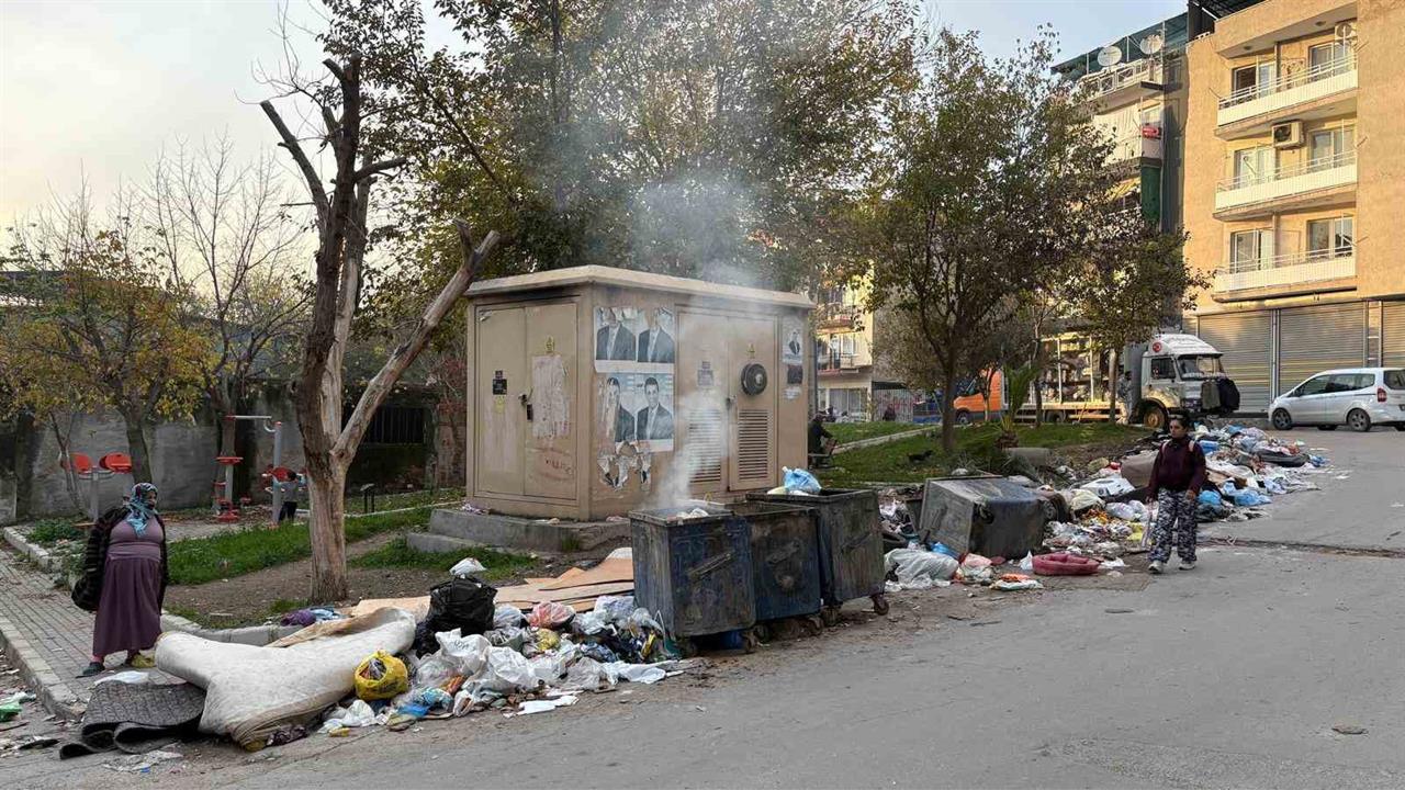 İzmir Buca'da Parkların Yanında Çöp Dağları Oluştu, Halk Tepkili
