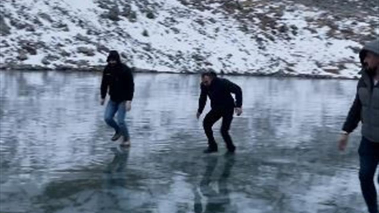 Artvin Şavşat'ta Gençler Buz Tutmuş Göl Üzerinde Eğlendi