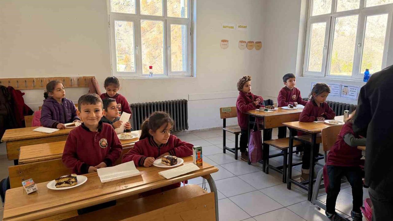 Şırnak Beytüşşebap ve Uludere'deki Öğrencilere Pasta İkramı Gerçekleşti