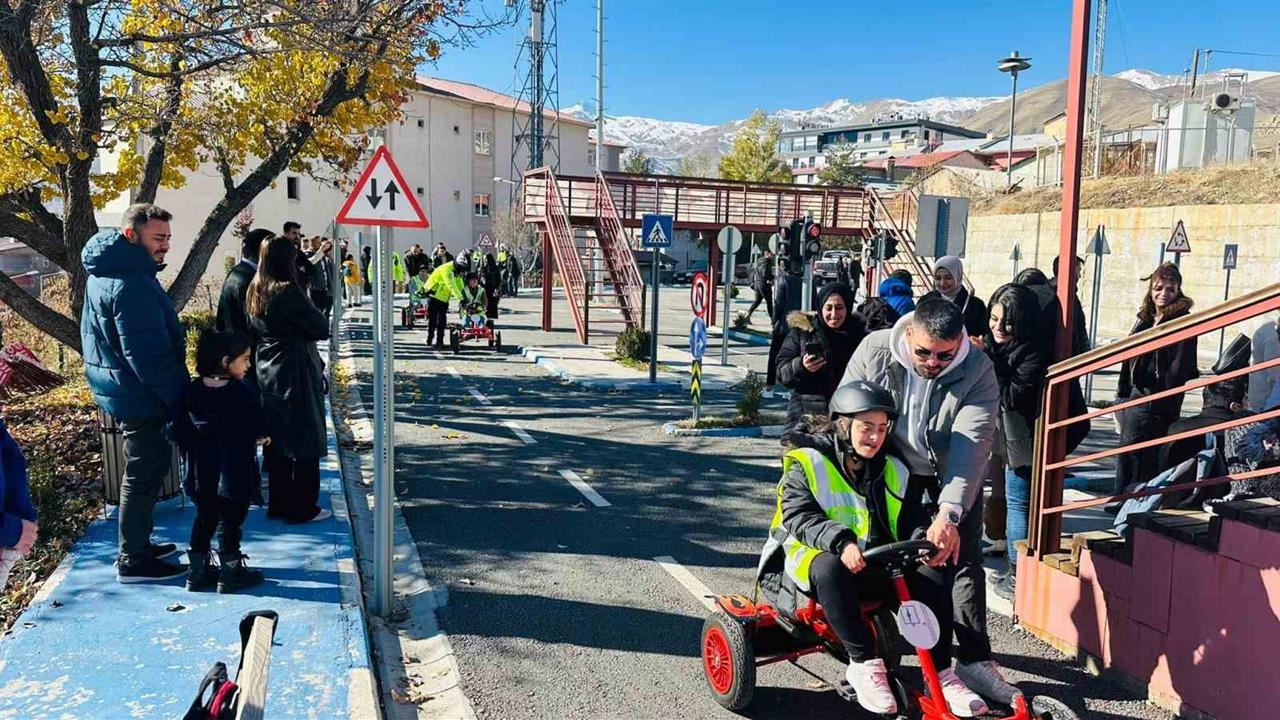 Hakkari Merkez'de Özel Gereksinimli Çocuklar İçin Trafik Eğitimi Düzenlendi