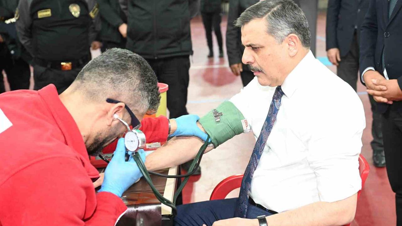 Erzurum Valisi Mustafa Çiftçi, 45'inci kez kan bağışında bulunarak önemli bir kampanyaya katıldı.