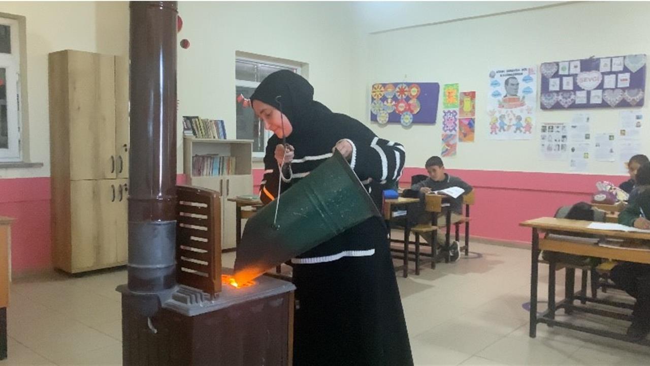 Ağrı Patnos'ta İki Kadın Öğretmen, Eğitimi Sürdürüyor