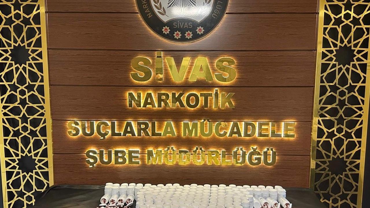 Sivas'ta Narkotik Operasyonu Kapsamında 8 Bin 246 Sentetik Ecza Ele Geçirildi