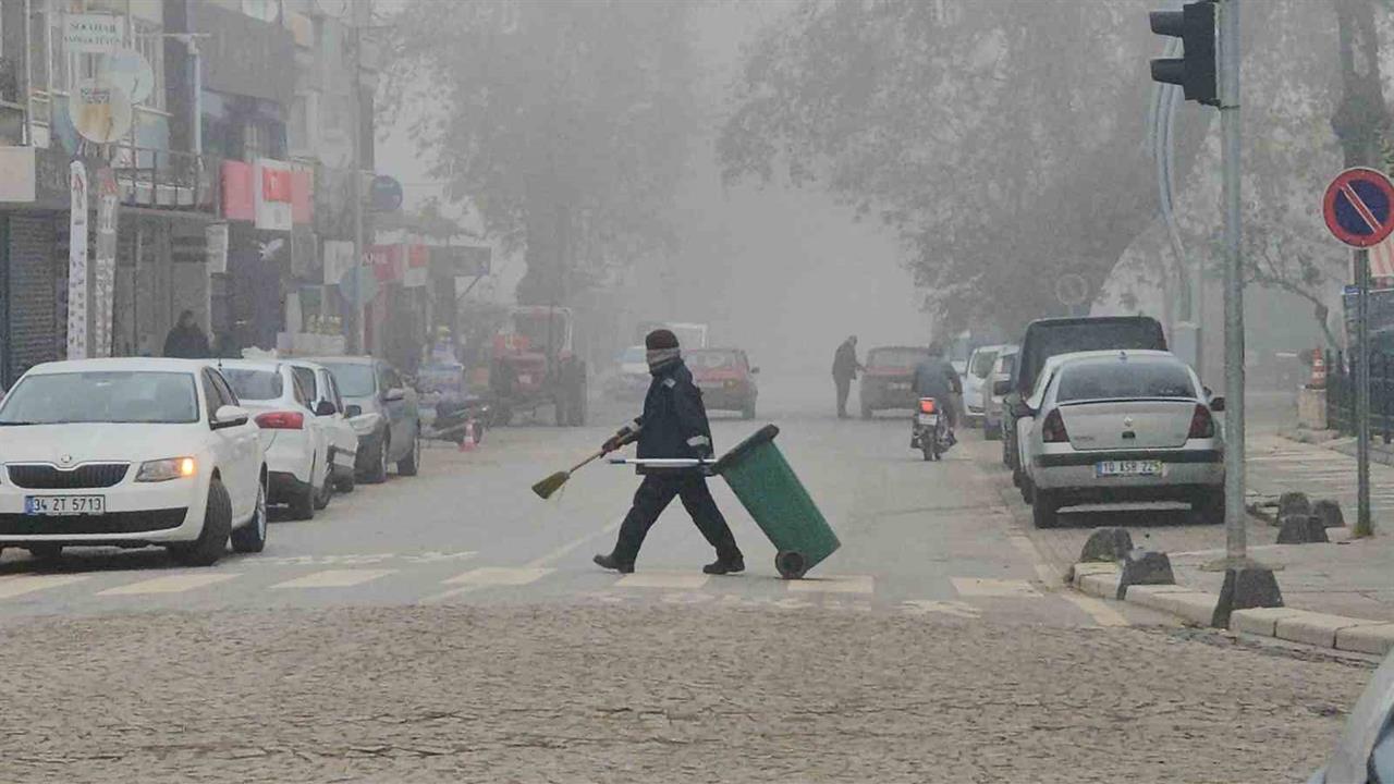 Balıkesir Sındırgı'da Gece Başlayan Sis, Sabah Saatlerinde Yoğunlaştı