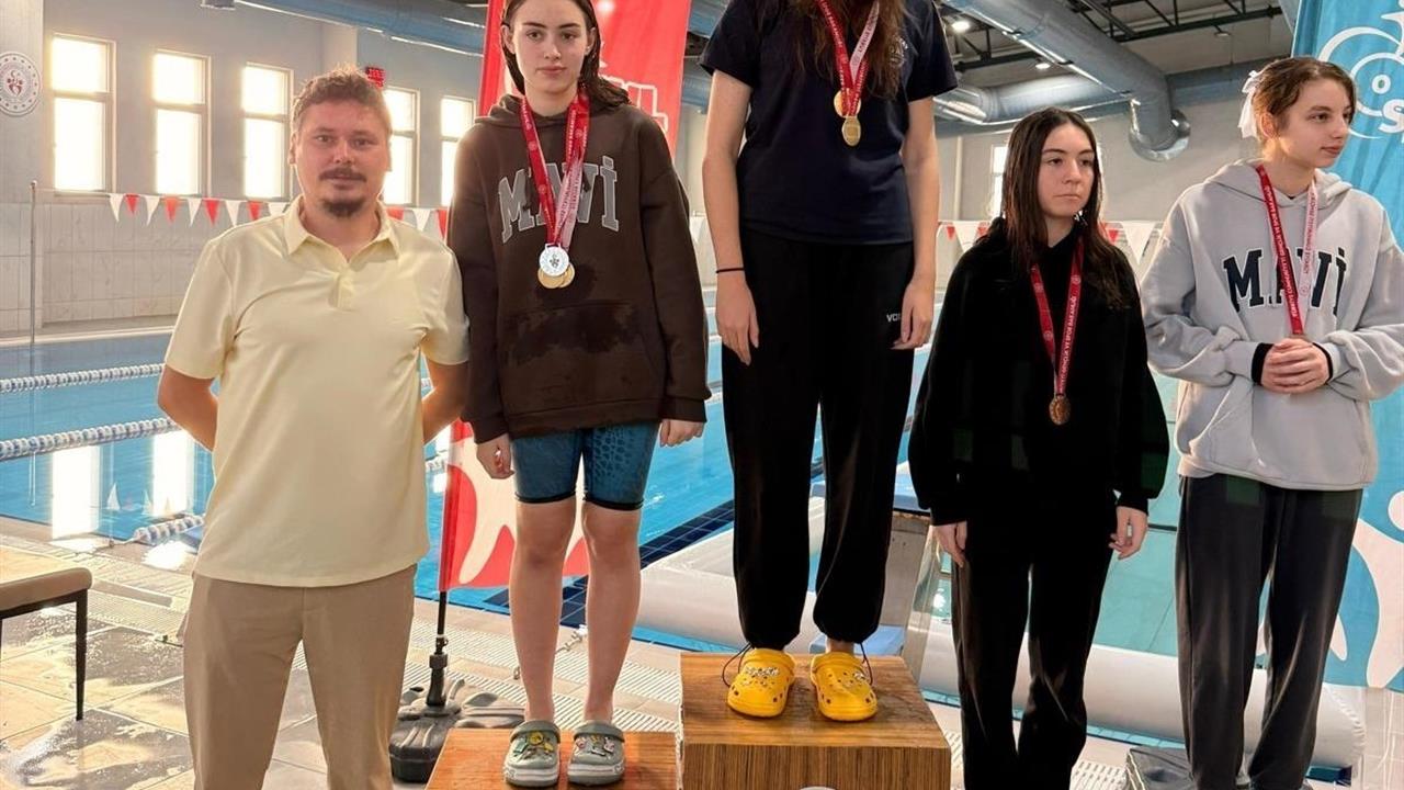 Düzce'de Gençler Yüzme Müsabakaları Çilimli Yüzme Havuzunda Yapıldı