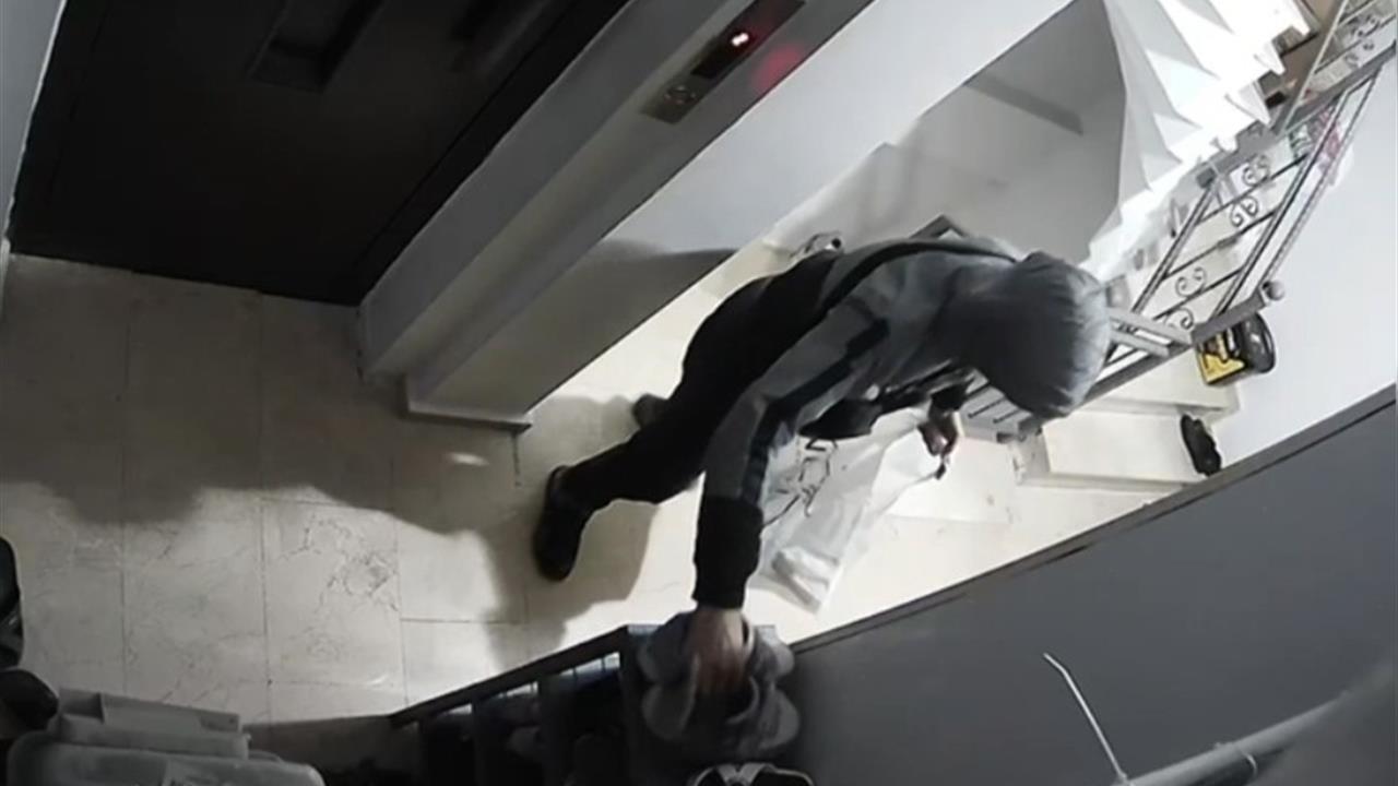 Sultangazi'de İki Farklı Apartmandan Onlarca Çift Ayakkabı Çalındı