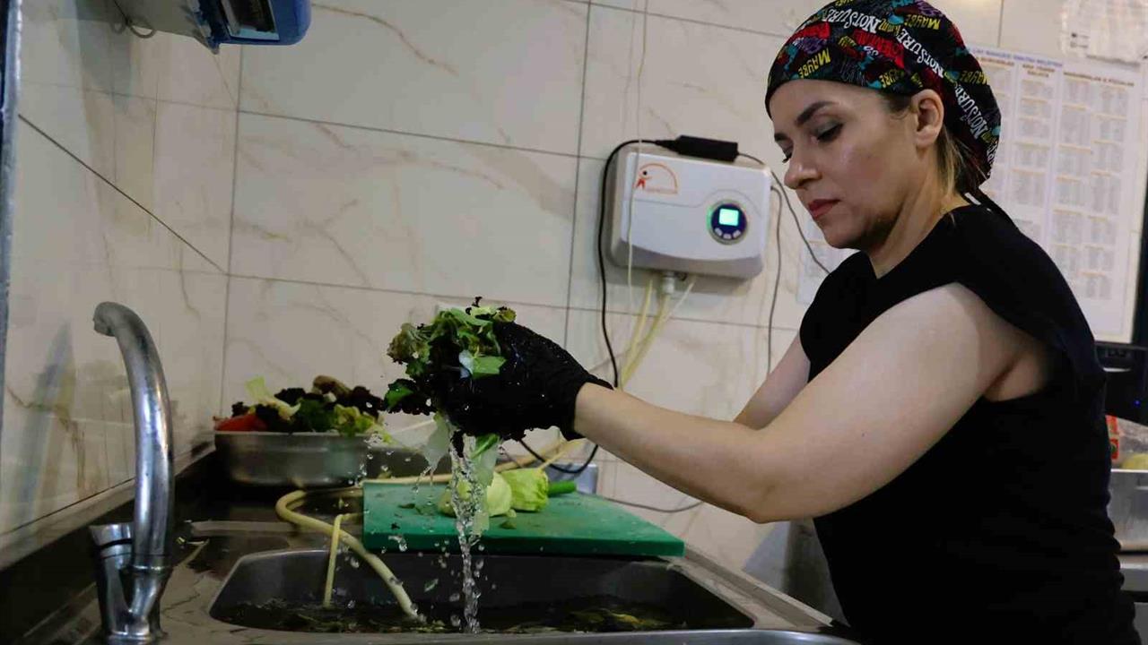 Antalya'da Büyükşehir Belediyesi EKDAĞ Tesislerinde Sebze ve Meyveler Ozonlu Su ile Yıkanıyor