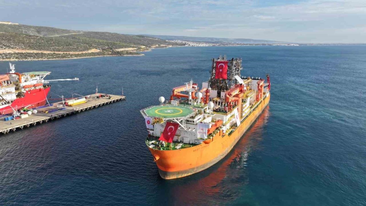 Dev Gemi Taşucu’nda: Türkiye’nin 6. Sondaj Gemisi West Dorado Limana Yanaştı