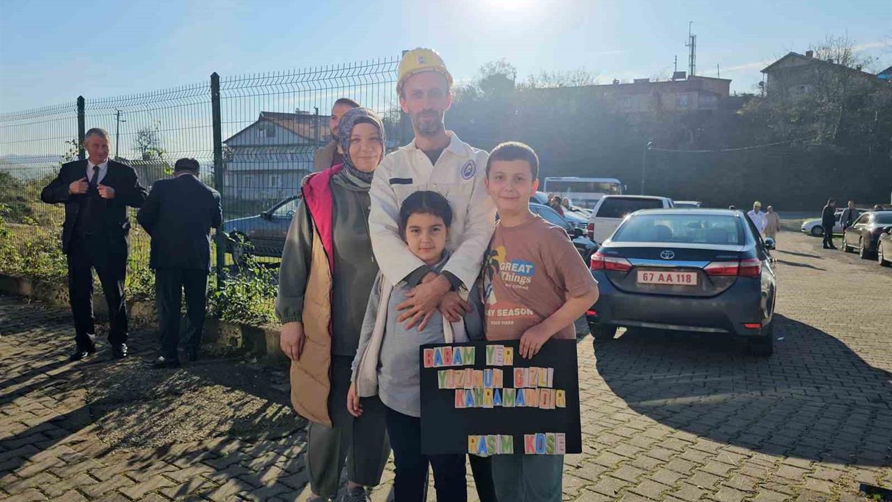 Zonguldak'ta Madenciler, Çocuklarıyla Kucaklaşıp Duygusal Anlar Yaşadı