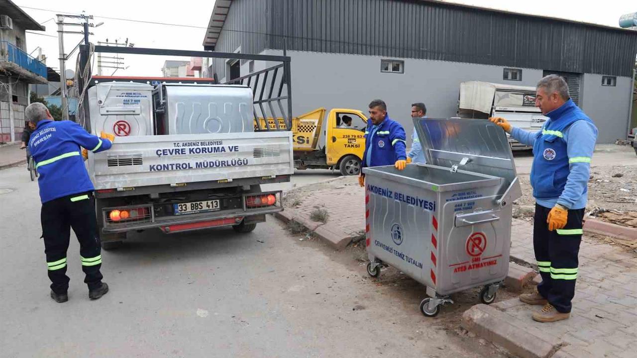 Mersin Akdeniz'de Temizlik İhtiyaçlarını Karşılamak İçin Yeni Çöp Konteynerleri Yerleştiriliyor