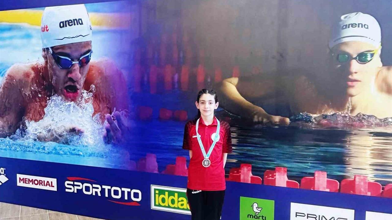 Körfez'de Yüzücü Dersu Senem Altundağ, Trabzon'da Madalya Kazandı