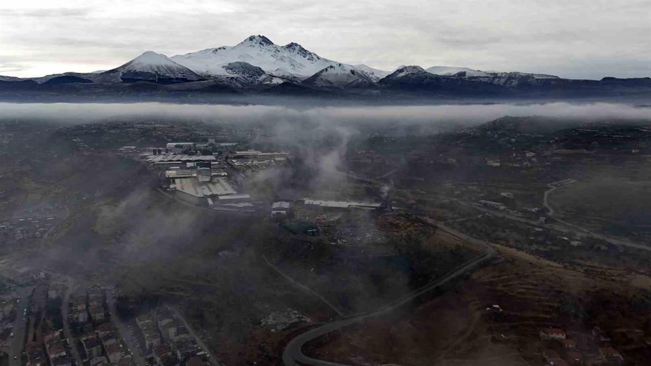 Kayseri'de 2 Gündür Etkili Olan Sisli Hava, Şehirde Görüntü Oluşturuyor