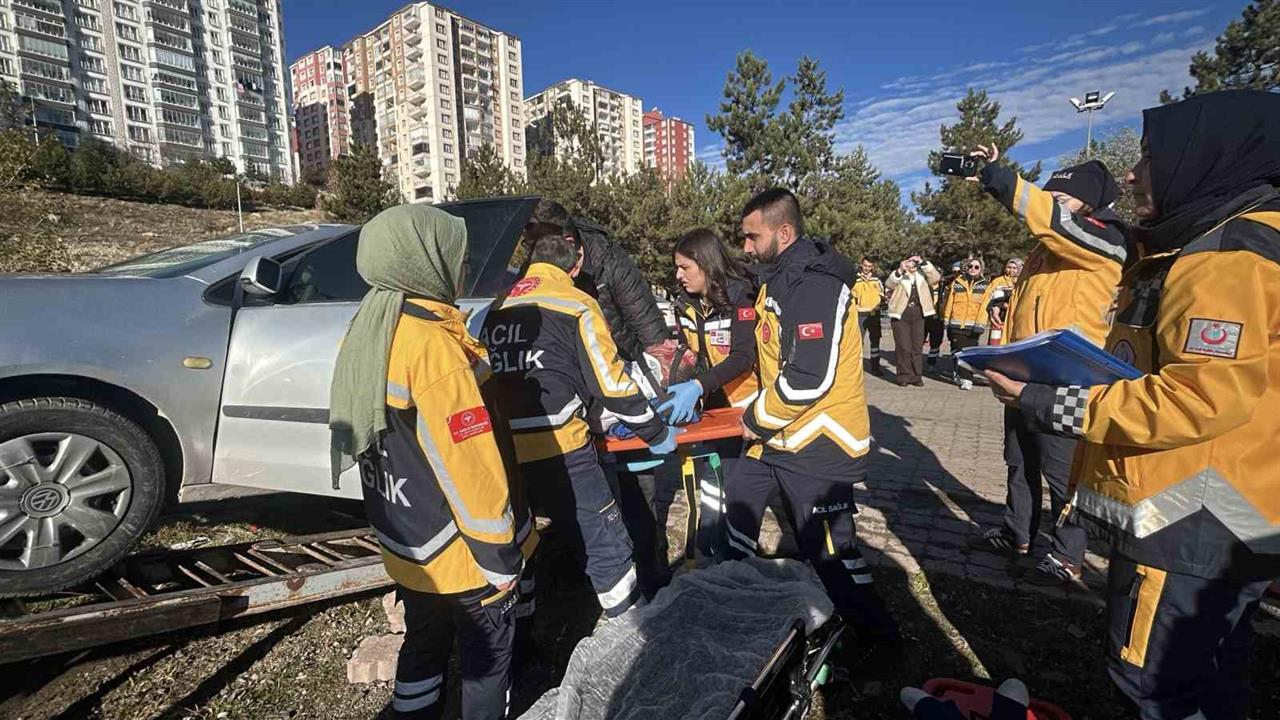 Yozgat'ta 112 Acil Sağlık Hizmetleri Haftası Kapsamında Ambulans Rallisi Düzenlendi