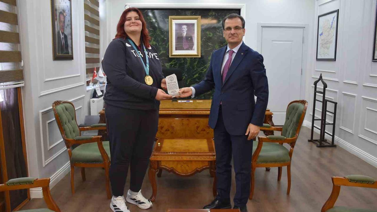 Manisa Salihli'de Şampiyon Judocu Hilal Öztürk’e Kaymakamlık Tarafından Plaket Verildi