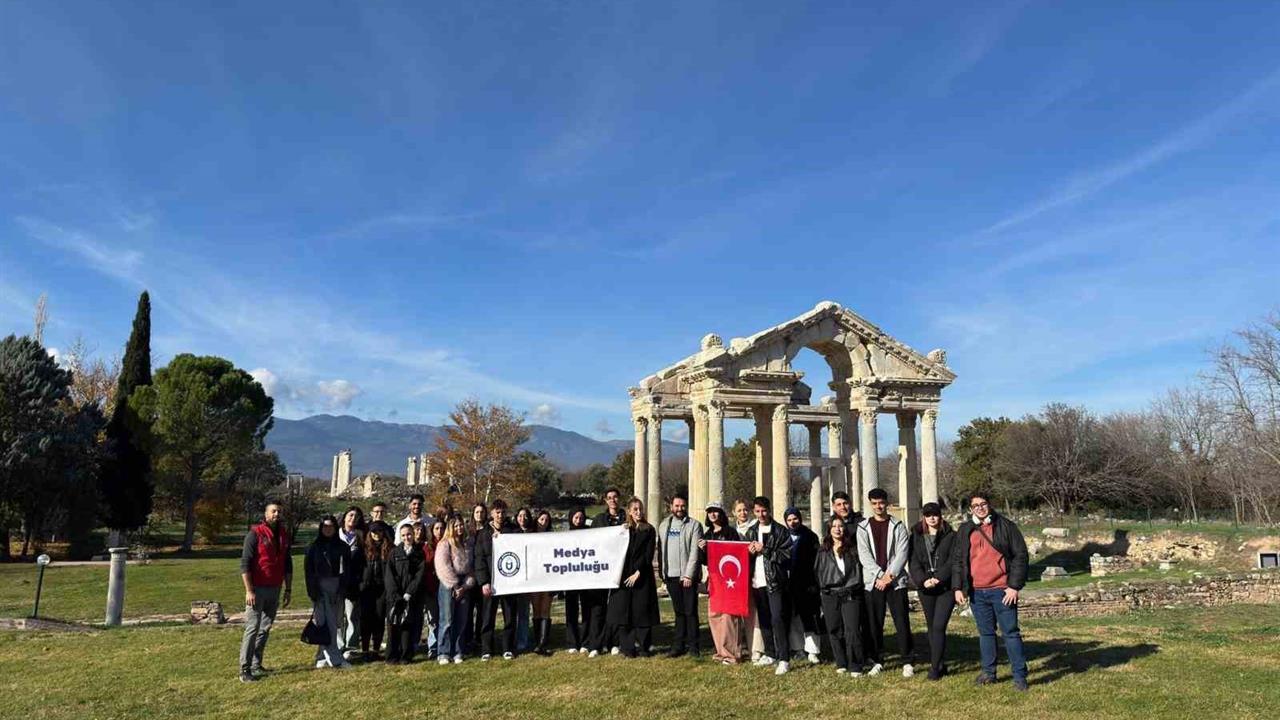 Aydın Karacasu'da Afrodisias Antik Kenti'ni Ziyaret Eden Gençler Tarihi Mirası İnceledi
