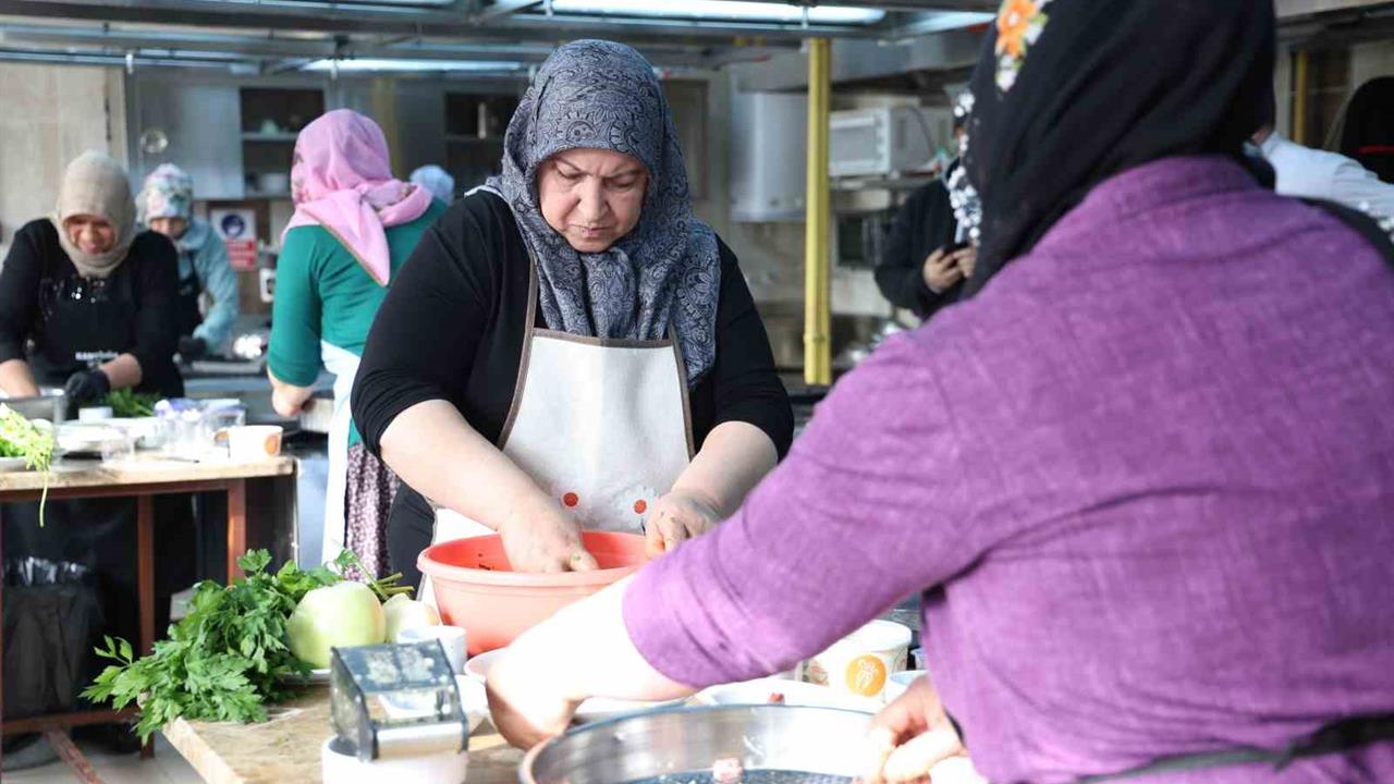 Elazığ'da Geleneksel Yöresel Yemek Yarışması'na 40 Kadın Katıldı
